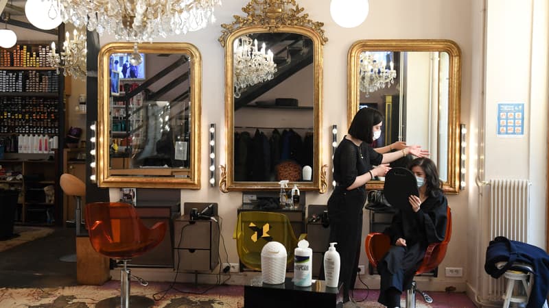 Une cliente dans un salon de coiffure parisien en mars 2021 (photo d'illustration)