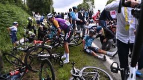Plusieurs coureurs touchés après une grosse chute sur le Tour de France
