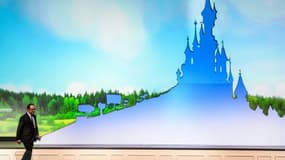 Le président français François Hollande à Disneyland Paris, à Marne-la-Vallée en région parisienne, le 25 février 2017