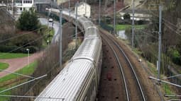 Un train quittant la gare de Caen en Normandie, le 21 janvier 2012.