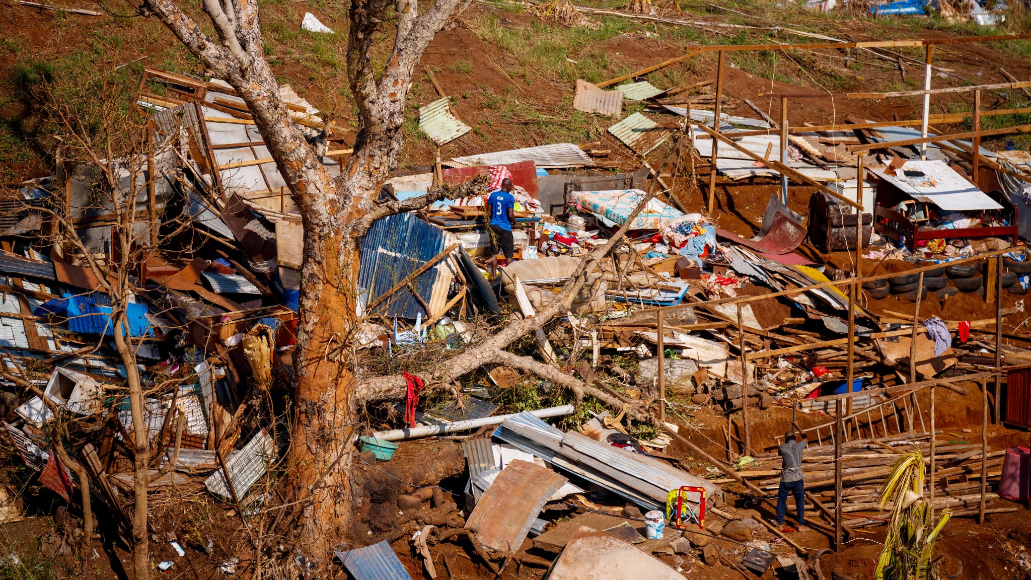 Des personnes tentent de reconstruire une habitation dans la ville de Mamoudzou, sur le territoire français de Mayotte, dans l'océan Indien, le 18 décembre 2024, après que le cyclone Chido a frappé l'archipel.