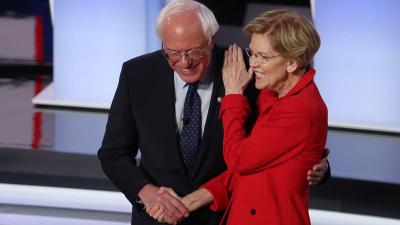 Deux des candidats démocrates Bernie Sanders et Elizabeth Warren, lors d'un débat du parti le 30 juillet 2019 à Détroit.