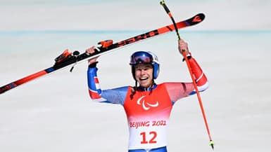 Arthur Bauchet après sa médaille d'or en descente lors des Jeux paralympiques de Pékin, le 5 mars 2022