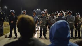Des policiers font face à des manifestants, le 11 mars, à Ferguson. 