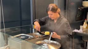Cheffe de cuisine en Ukraine, Olga propose des plats traditionnels à ses clients lyonnais.