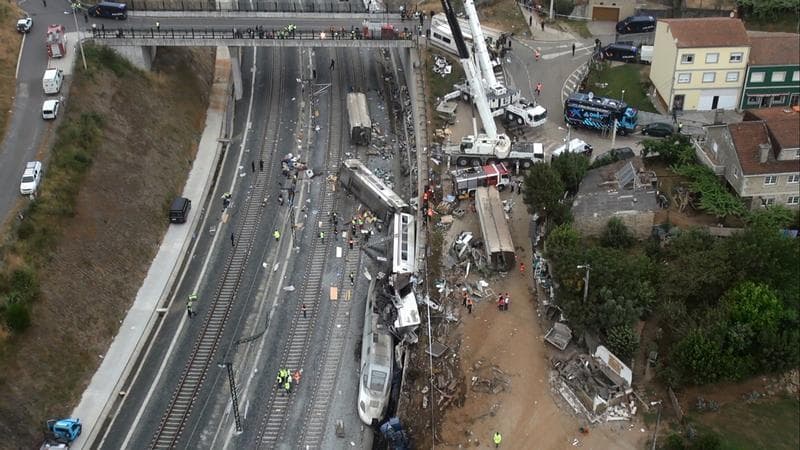 Opérations de retrait de la rame accidentée du train qui a déraillé près de Saint-Jacques-de-Compostelle, faisant 78 morts. Le conducteur du train a quitté samedi l'hôpital mais reste en garde à vue avant d'être présenté à un juge. /Image video du 25 juil