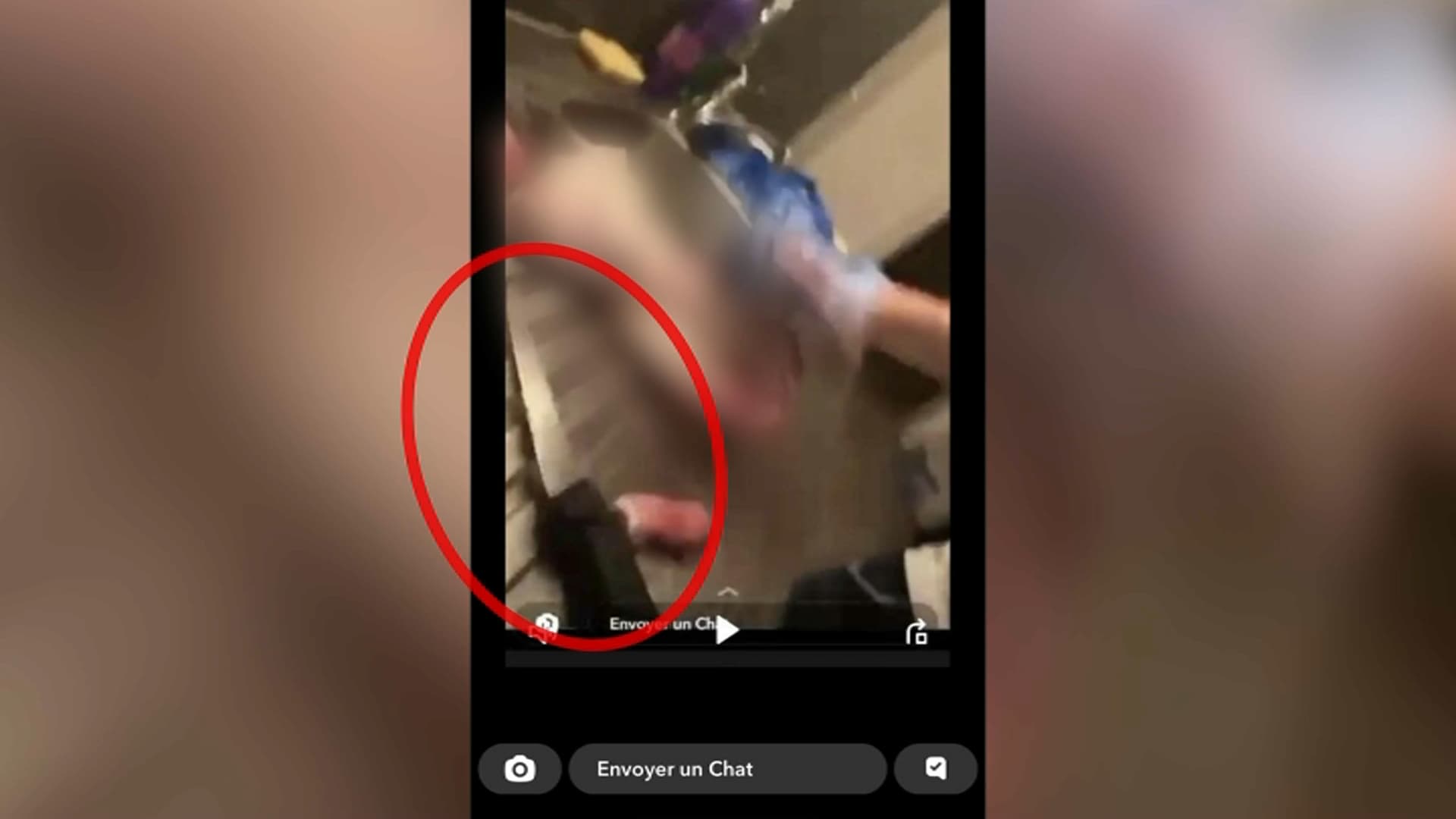 Un homme a diffusé plusieurs vidéos sur Snapchat sur lesquelles on le voit s'amuser du dépeçage d'un chat mort. Un homme a diffusé plusieurs vidéos sur Snapchat sur lesquelles on le voit s'amuser du dépeçage d'un chat mort.