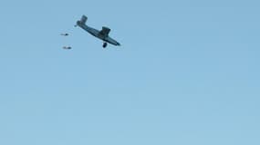 Ces deux wingsuiters fous sautent dans un avion en plein vol