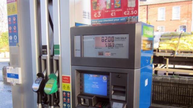 Les prix à la pompe ont chuté dans le sillage des cours du pétrole.