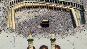 La Grande Mosquée de La Mecque, en Arabie Saoudite, pendant le pèlerinage de 2010.