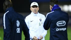 Guy Stéphan au milieu des joueurs de l'équipe de France