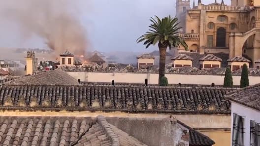 L'incendie en cours à la mosquée-cathédrale de Cordoue, le 8 août 2025. 