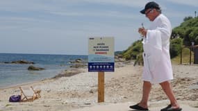 Un homme se rend sur une plage de Saint-Tropez 