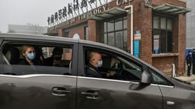 Peter Daszak (à droite), Thea Fischer (à gauche) et les autres membres de l'OMS arrivent à l'Institut de virologie de Wuhan, le 3 février 2021 en Chine. (Photo d'illustration)