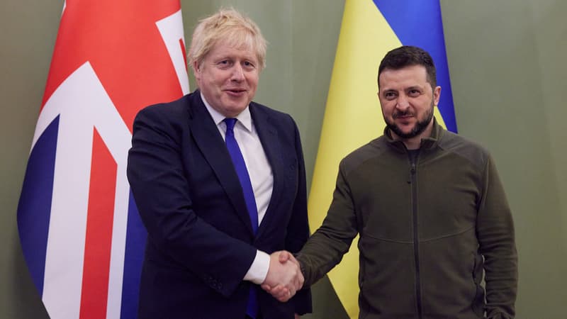 La guerre en Ukraine... - Page 11 Boris-Johnson-et-Volodymyr-Zelensky-lors-de-leur-rencontre-surprise-samedi-9-avril-2022-a-Kiev-1389549