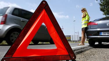Depuis le 1er janvier 2008, tous les automobilistes doivent avoir dans leur voiture un gilet jaune et un triangle de pré-signalisation.