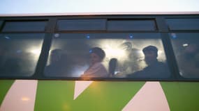 Des Palestiniens dans un autobus à un point de passage entre la Cisjordanie et Israël, le 4 mars 2013. 