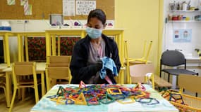 Une femme désinfecte des jouets dans l'école Rotschild, à Nice (Alpes-Maritimes), le 11 mai 2020, au premier jour du déconfinement.