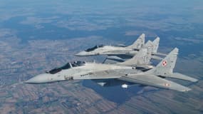 Deux chasseurs MiG 29 participent à l'exercice de bouclier aérien de l'OTAN près de la base aérienne de Lask, dans le centre de la Pologne, le 12 octobre 2022.
