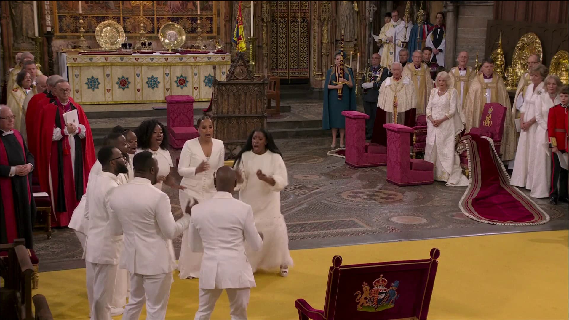 Le roi Charles III et Camilla écoutent un groupe de gospel lors du couronnement à Westminster, le 6 mai 2023