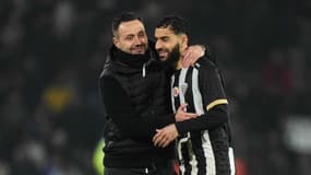 Roberto De Zerbi salue l'Angevin Amine Sbaï lors de Angers-OM le 17 janvier 2026