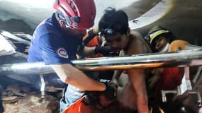 Un homme secouru à Naypyidaw, en Birmanie, ce mercredi 2 avril 2025.