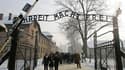Un Suédois, accusé d'avoir organisé le vol du panneau "Arbeit macht frei" ("Le travail rend libre") placé à l'entrée du camp d'extermination d'Auschwitz, en Pologne, a été condamné jeudi à près de trois ans de prison. /Photo prise le 27 janvier 2010/REUTE