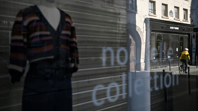 Fermeture d'un magasin d'habillement à Paris, le 20 mars 2021
