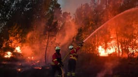 Des pompiers essaient d'éteindre un feu à Macao le 17 août 2017.