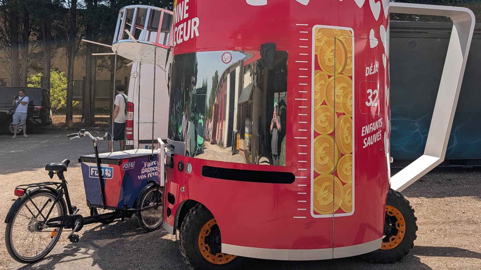 La "tasse mobile" du Mécénat Chirurgie Cardiaque sur le Tour de France.