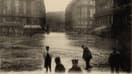Une carte postale montrant la gare Saint-Lazare inondée lors de la crue de janvier 1910 à Paris.