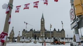 Nettoyage en cours de la rue devant le Parlement canadien, à Ottawa, le 20 février 2022