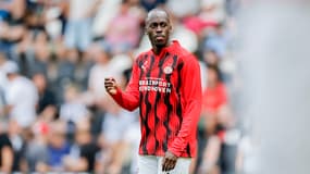 Jordan Teze lors de l'échauffement avant le match entre le Heracles et le PSV le 18 août 2024.