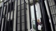 Des bougies ont été déposées devant le bâtiment suite à l'annonce de la mort du supporter toulousain Brice Taton.