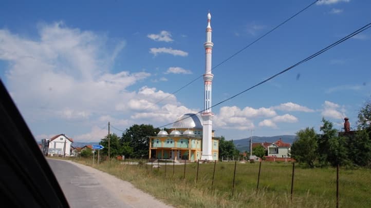 Une mosquée toute neuve, en style moyen-oriental, légèrement plus coloriée que d'autres. Une mosquée toute neuve, en style moyen-oriental, légèrement plus coloriée que d'autres.