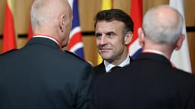 Emmanuel Macron serre la main des chefs d'état-major des armées de l'Union européenne et de l'OTAN avant une réunion consacrée au conflit russo-ukrainien, à Paris, le 11 mars 2025.