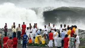 Des Hindous font des offrandes en prévision du cyclone Bejisa à La Réunion.