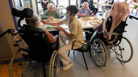 Des résidents de l'Ehpad "Pays Vert" déjeunent dans la salle du restaurant de l'établissement, le 23 mars 2022 à Mauriac, dans le Cantal