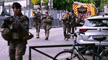 Le dispositif de sécurité près du consulat d'Iran à Paris, alors qu'une personne est soupçonnée d'être entrée dans le bâtiment avec des explosifs, le 19 avril 2024.