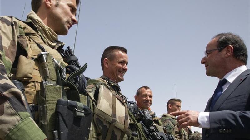 François Hollande lors de sa visite fin mai sur la base de Nijrab, dans la vallée de Kapisa, en Afghanistan. L'opération de retrait des troupes françaises débutera au mois de juillet et s'achèvera à la fin 2012, a déclaré samedi le président français aprè