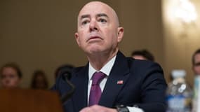 Le secrétaire à la sécurité intérieure Alejandro Mayorkas témoigne lors d'une audition de la commission de la sécurité intérieure de la Chambre des représentants sur les menaces mondiales pesant sur la sécurité intérieure au Capitole à Washington, DC, le 15 novembre 2023.