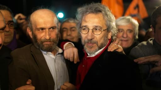 Can Dundar, rédacteur en chef du quotidien turc Cumhuriyet, et Erdem Gül, son chef de bureau à Ankara, après avoir été libérés de prison le 26 février 2016 à Istanbul