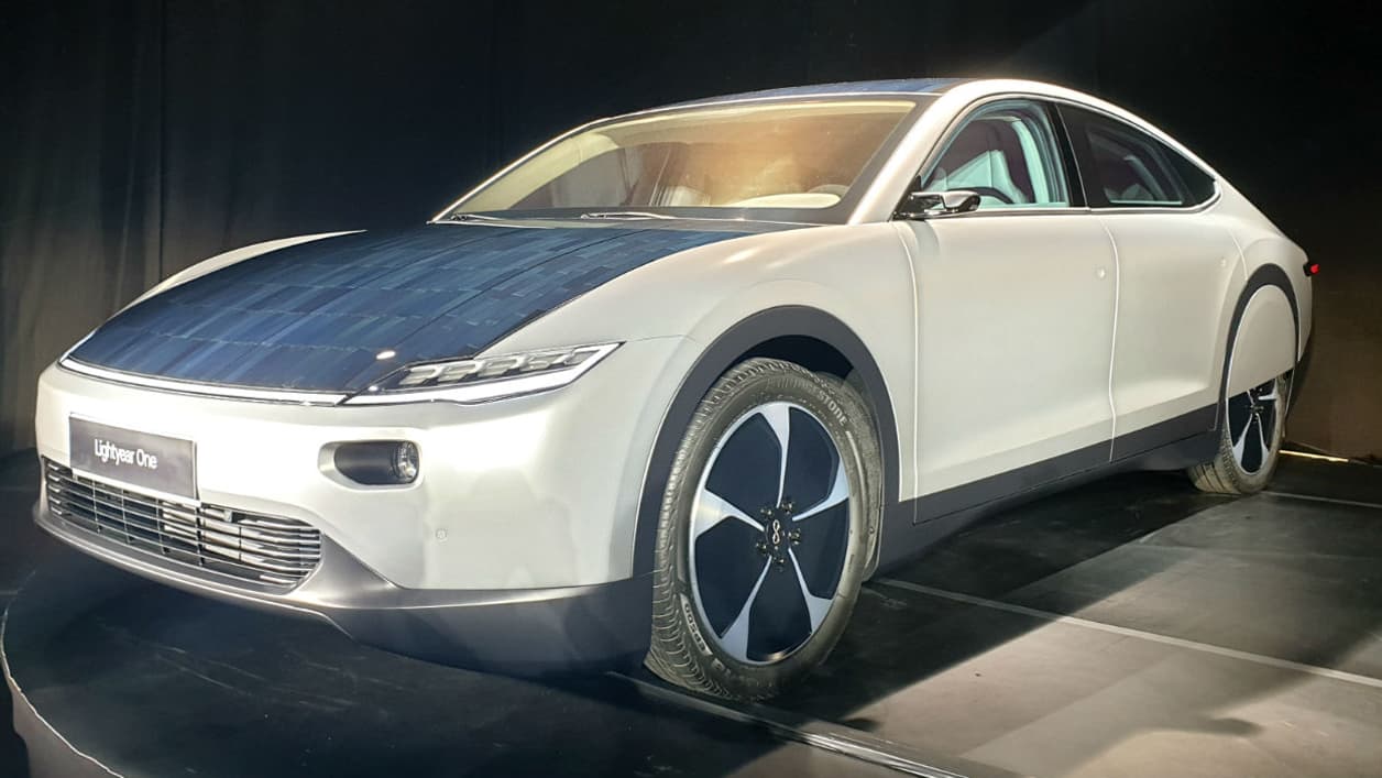 Le capot de la Lightyear lui permet d'afficher 5 mètres carré de panneaux solaires. Le capot de la Lightyear lui permet d'afficher 5 mètres carré de panneaux solaires.