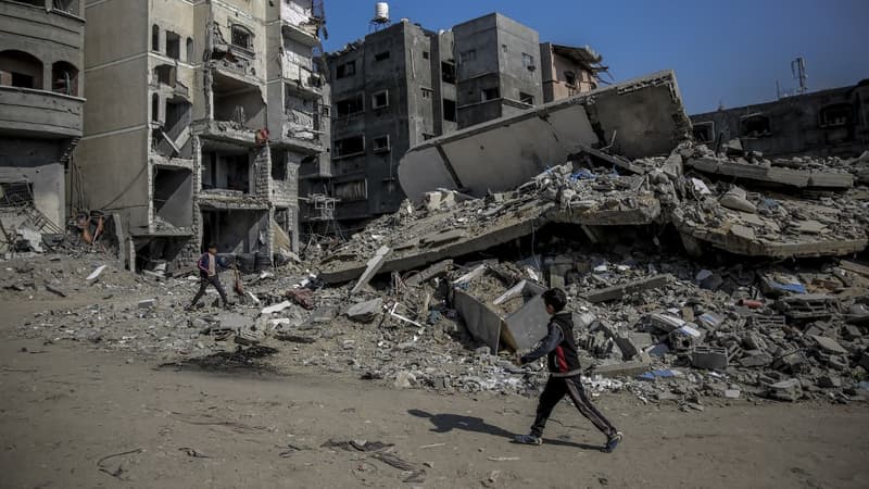 Un garçon devant un immeuble détruit à Gaza City, le 26 février 2024, dans la bande de Gaza
