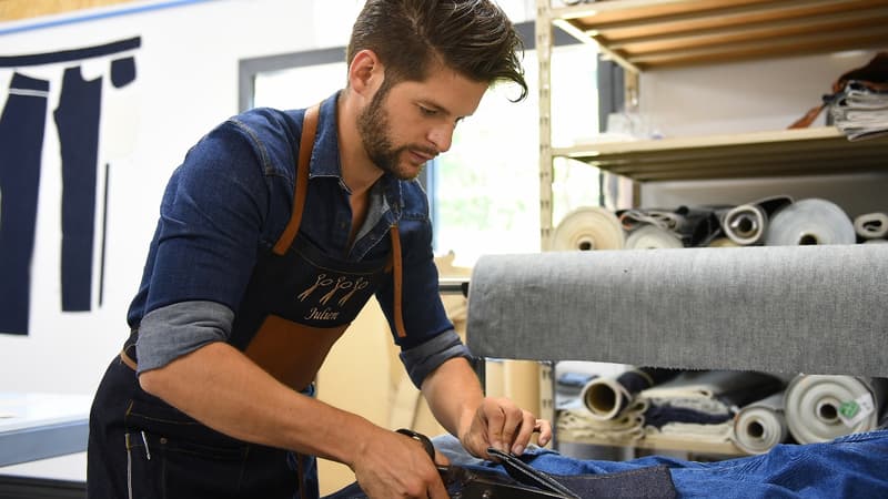 Julien Tuffery, tailleur de jean quatrième génération, vient de commercialiser "le premier jean au monde en laine" en choisissant celle des brebis Lacaune.