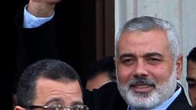 Le chef du gouvernement du Hamas dans la bande de Gaza Ismail Haniyeh (à droite) et le Premier ministre égyptien Hicham Kandil, venu étudier la possibilité d'un cessez-le-feu entre Israéliens et Palestiniens dans la ville de Gaza. Les attaques se sont pou