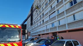 Les marins-pompiers de Marseille (Bouches-du-Rhône) en intervention sur un feu d'immeuble au parc Kalliste du 15e arrondissement, le mercredi 7 février 2024 soit dix jours après un incendie mortel dans le même bâtiment.