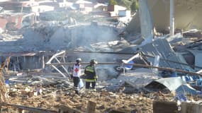 Des secours fouillent les décombres à la recherche de victimes, jeudi 29 janvier, sur les lieux de l'explosion, à Cuajimalpa. 