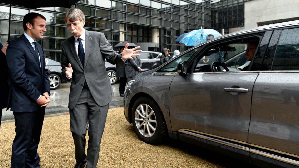 Emmanuel Macron, devant l'Espace utilisé par Renault comme prototype de voiture autonome.