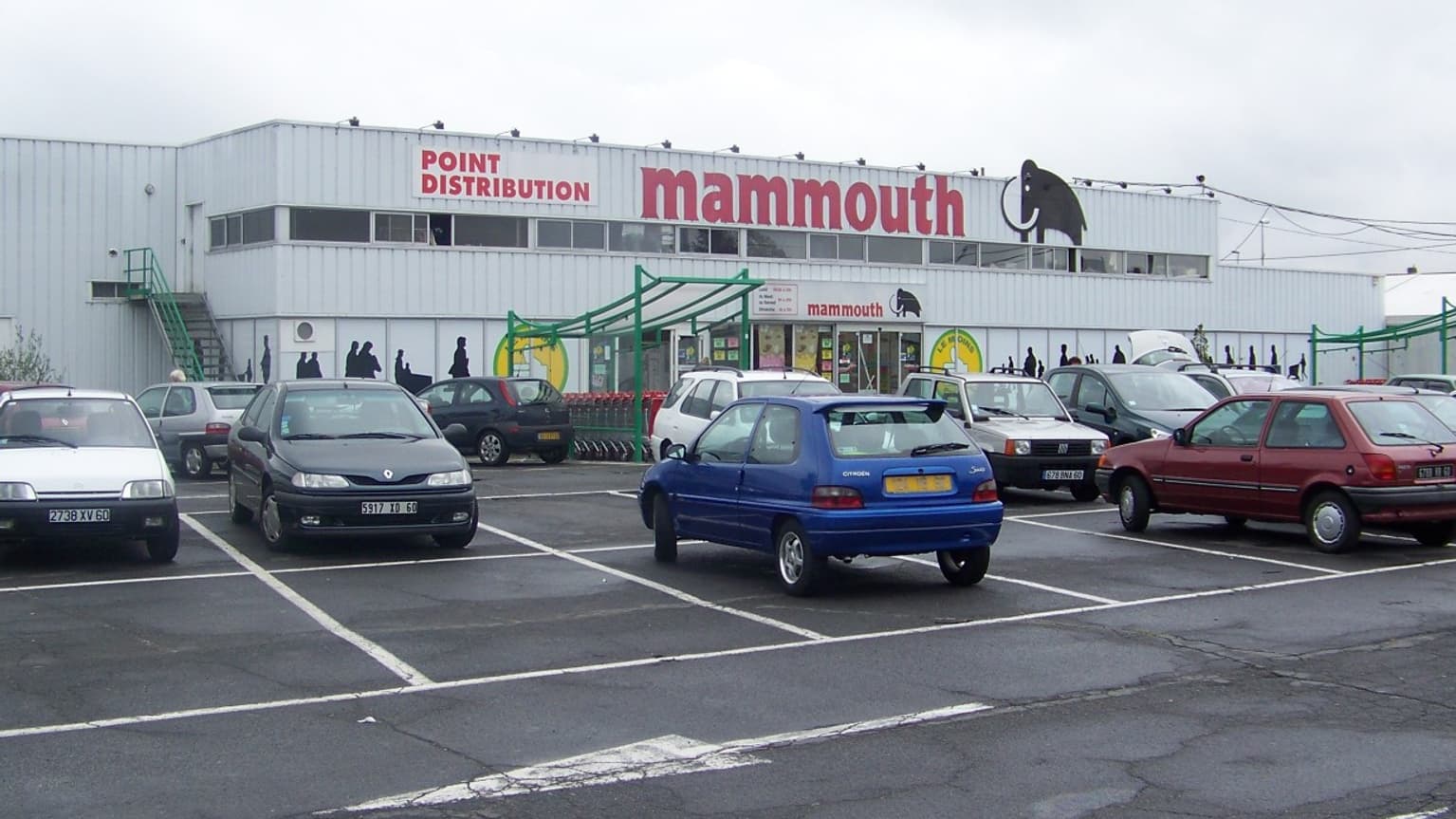 Mammouth a été absorbé par le groupe Auchan via les Docks de France.